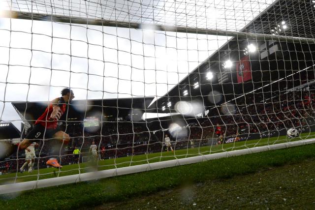 Rennes' French forward #09 Esteban Lepaul (L) celebrates scoring his team's fourth goal during the French L1 football match between Stade Rennais FC and RC Strasbourg Alsace at the Roazhon Park stadium in Rennes, western France, on November 2, 2025. (Photo by JEAN-FRANCOIS MONIER / AFP)