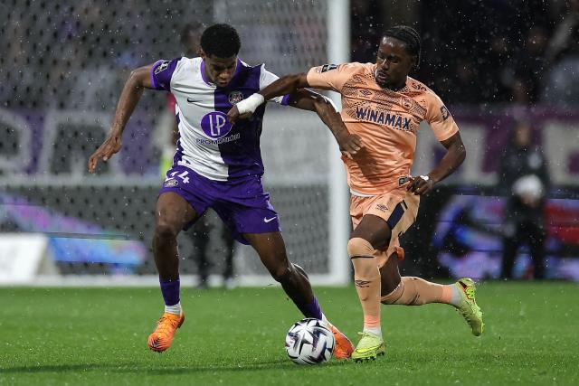 Toulouse's French defender #24 Dayann Methalie (L) fights for the ball with Le Havre's Swiss forward #10 Felix Mambimbi (R) during the French L1 football match between Toulouse FC and Le Havre AC at the TFC Stadium in Toulouse, southwestern France, on November 2, 2025. (Photo by Valentine CHAPUIS / AFP)