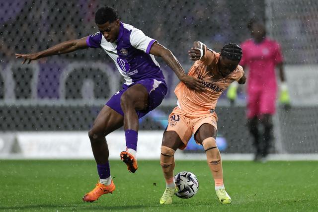 Toulouse's French defender #24 Dayann Methalie (L) fights for the ball with Le Havre's Swiss forward #10 Felix Mambimbi during the French L1 football match between Toulouse FC and Le Havre AC at the TFC Stadium in Toulouse, southwestern France, on November 2, 2025. (Photo by Valentine CHAPUIS / AFP)
