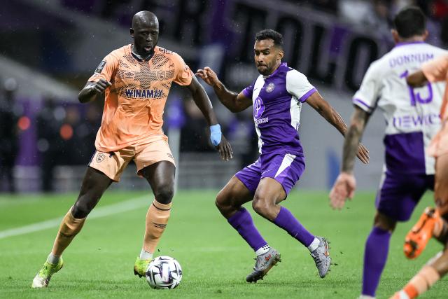 Le Havre's Guinean midfielder #94 Abdoulaye Toure and Toulouse's Venezuelan midfielder #23 Cristian Casseres Jr. fight for the ball during the French L1 football match between Toulouse FC and Le Havre AC at the TFC Stadium in Toulouse, southwestern France, on November 2, 2025. (Photo by Valentine CHAPUIS / AFP)