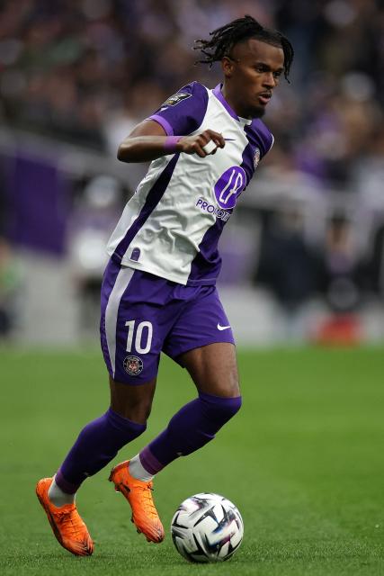 Toulouse's French forward #10 Yann Gboho controls the ball during the French L1 football match between Toulouse FC and Le Havre AC at the TFC Stadium in Toulouse, southwestern France, on November 2, 2025. (Photo by Valentine CHAPUIS / AFP)