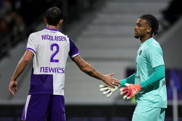 Toulouse's Danish defender #02 Rasmus Nicolaisen claps hands with Toulouse's French goalkeeper #01 Guillaume Restes (R) during the French L1 football match between Toulouse FC and Le Havre AC at the TFC Stadium in Toulouse, southwestern France, on November 2, 2025. (Photo by Valentine CHAPUIS / AFP)