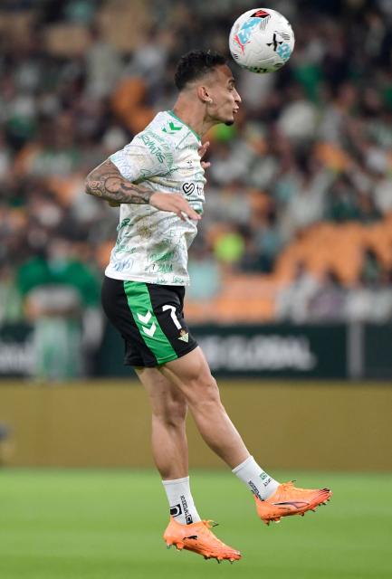 Real Betis' Brazilian forward #07 Antony warms up prior the Spanish league football match between Real Betis and RCD Mallorca at Benito Villamarin Stadium in Seville on November 2, 2025. (Photo by CRISTINA QUICLER / AFP)