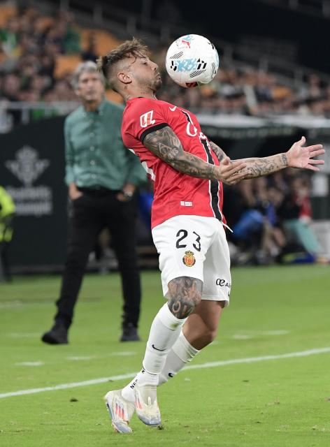 Real Mallorca's Argentine defender #23 Pablo Maffeo controls the ball during the Spanish league football match between Real Betis and RCD Mallorca at Benito Villamarin Stadium in Seville on November 2, 2025. (Photo by CRISTINA QUICLER / AFP)