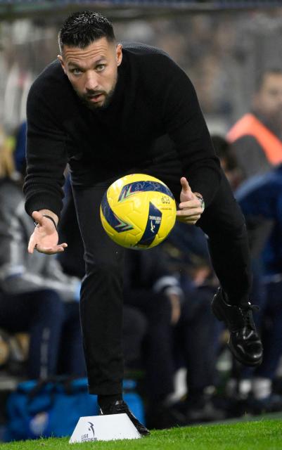 FC Porto's Italian coach Francesco Farioli takes the ball during the Portuguese League football match between FC Porto and SC Braga at Dragao stadium in Porto on November 2, 2025. (Photo by Miguel RIOPA / AFP)
