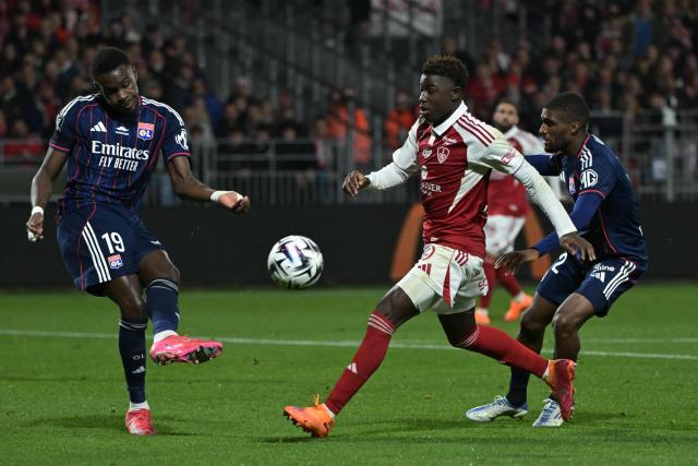 Lyon's Senegalese defender #19 Moussa Niakhate (L), Brest's Senegalese forward #99 Pathe Mboup (C) and Lyon's Angolan defender #22 Clinton Mata (R) fight for the ball during the French L1 football match between Stade Brestois 29 (Brest) and Olympique Lyonnais (OL) at the Stade Francis-Le-Ble in Brest, western France, on November 2, 2025. (Photo by DAMIEN MEYER / AFP)