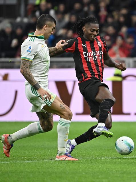 Roma's Italian defender #23 Gianluca Mancini (L) fights for the ball with AC Milan's Portuguese forward #10 Rafael Leao during the Italian Serie A football match between AC Milan and AS Roma at San Siro stadium in Milan, on November 2, 2025. (Photo by Isabella BONOTTO / AFP)
