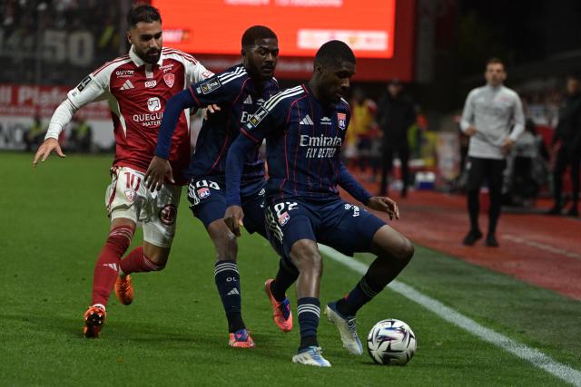 Brest's French forward #10 Romain Del Castillo 9L), Lyon's English defender #98 Ainsley Maitland-Niles (C) and Lyon's Angolan defender #22 Clinton Mata fight for the ball during the French L1 football match between Stade Brestois 29 (Brest) and Olympique Lyonnais (OL) at the Stade Francis-Le-Ble in Brest, western France, on November 2, 2025. (Photo by DAMIEN MEYER / AFP)