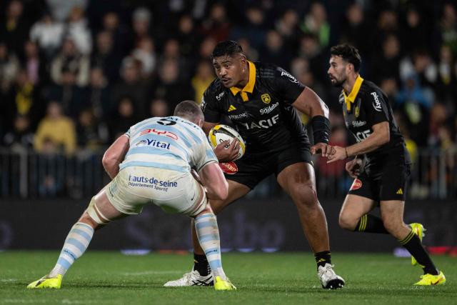 La Rochelle's New Zealand lock Will Skelton runs with the ball during the French Top14 rugby union match between Stade Rochelais (La Rochelle) and Racing 92 at The Marcel-Deflandre Stadium in La Rochelle, western France on November 2, 2025. (Photo by XAVIER LEOTY / AFP)