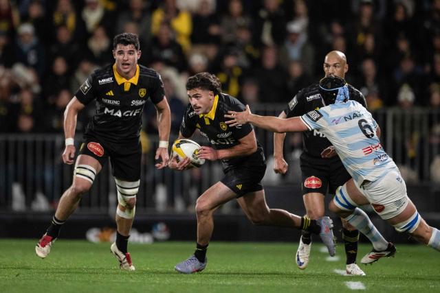 La Rochelle's Georgian winger Davit Niniashvili (C) runs with the ball during the French Top14 rugby union match between Stade Rochelais (La Rochelle) and Racing 92 at The Marcel-Deflandre Stadium in La Rochelle, western France on November 2, 2025. (Photo by XAVIER LEOTY / AFP)