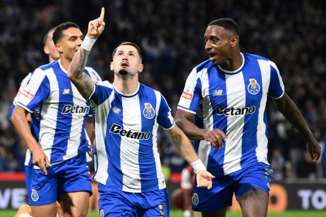 FC Porto's Spanish forward #17 Borja Sainz (C) celebrates scoring his team's second goal during the Portuguese League football match between FC Porto and SC Braga at Dragao stadium in Porto on November 2, 2025. (Photo by Miguel RIOPA / AFP)