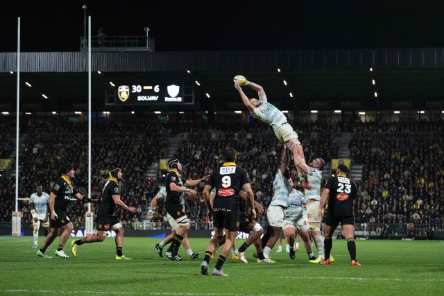 TOPSHOT - Racing 92' British lock Jonathan Hill (Top) jumps  to catch the ball in a lineout during the French Top14 rugby union match between Stade Rochelais (La Rochelle) and Racing 92 at The Marcel-Deflandre Stadium in La Rochelle, western France on November 2, 2025. (Photo by XAVIER LEOTY / AFP)