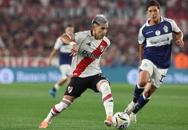 River Plate's forward #36 Ian Subiabre and Gimnasia's midfielder #17 Nicolás Barros Schelotto fight for the ball during the Argentine Professional Football League 2025 Clausura Tournament match between River Plate and Gimnasia at the Mas Monumental Stadium in Buenos Aires on November 2, 2025. (Photo by ALEJANDRO PAGNI / AFP)