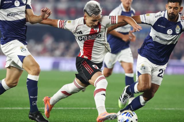 River Plate's forward #36 Ian Subiabre and Gimnasia's Uruguayan midfielder #21 Enzo Martinez (R) fight for the ball during the Argentine Professional Football League 2025 Clausura Tournament match between River Plate and Gimnasia at the Mas Monumental Stadium in Buenos Aires on November 2, 2025. (Photo by ALEJANDRO PAGNI / AFP)