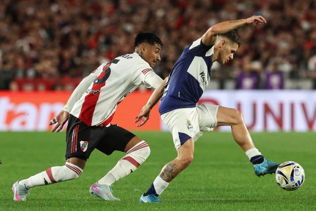 River Plate's defender #05 Juan Portillo and Gimnasia's midfielder #08 Bautista Merlini fight for the ball during the Argentine Professional Football League 2025 Clausura Tournament match between River Plate and Gimnasia at the Mas Monumental Stadium in Buenos Aires on November 2, 2025. (Photo by ALEJANDRO PAGNI / AFP)