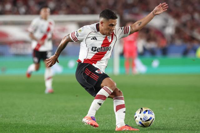River Plate's Colombian midfielder #10 Juan Fernando Quintero controls the ball during the Argentine Professional Football League 2025 Clausura Tournament match between River Plate and Gimnasia at the Mas Monumental Stadium in Buenos Aires on November 2, 2025. (Photo by ALEJANDRO PAGNI / AFP)