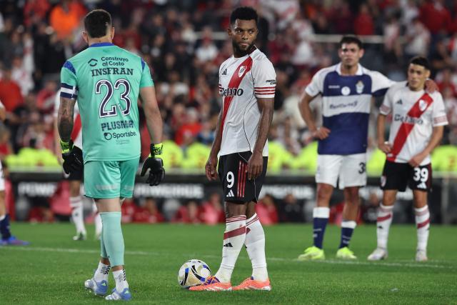 River Plate's Colombian forward #09 Miguel Borja gestures before a penalty kick in front of Gimnasia's goalkeeper #23 Nelson Insfran during the Argentine Professional Football League 2025 Clausura Tournament match between River Plate and Gimnasia at the Mas Monumental Stadium in Buenos Aires on November 2, 2025. (Photo by ALEJANDRO PAGNI / AFP)