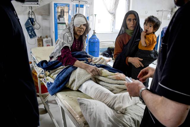 An Afghan injured woman receives treatment at a hospital in the aftermath of an earthquake, that struck overnight in Mazar-i-Sharif on November 3, 2025. A 6.3-magnitude strong earthquake killed at least nine people in northern Afghanistan, authorities said on November 3, just months after another deadly tremor left the country reeling. (Photo by Atif Aryan / AFP)