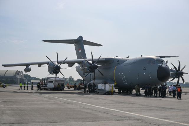 Indonesian Air Force officers prepare to receive one of two Airbus A-400M military transport aircraft from Indonesian President Prabowo Subianto during a handover ceremony at Halim air base in Jakarta on November 3, 2025. (Photo by BAY ISMOYO / AFP)