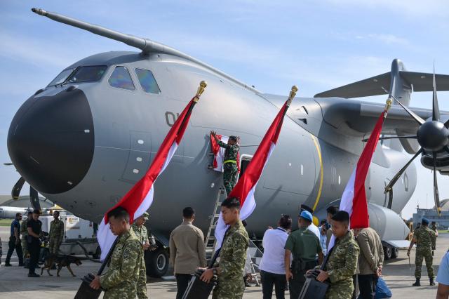Indonesian Air Force officers prepare to receive one of two Airbus A-400M military transport aircraft from Indonesian President Prabowo Subianto during a handover ceremony at Halim air base in Jakarta on November 3, 2025. (Photo by BAY ISMOYO / AFP)