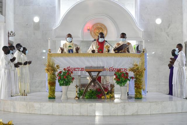 Bishops perform communion rite during a Christmas mass at St. Patrick's Church in Maiduguri on December 25, 2021. US President Donald Trump on Sunday repeated his threat of a military operation in Nigeria over killings of Christians, after the Nigerian presidency suggested a meeting to resolve the issue.
Asked by an AFP reporter aboard Air Force One if he was considering US troops on the ground in Nigeria or air strikes, Trump replied: "Could be, I mean, a lot of things -- I envisage a lot of things." (Photo by Audu MARTE / AFP)