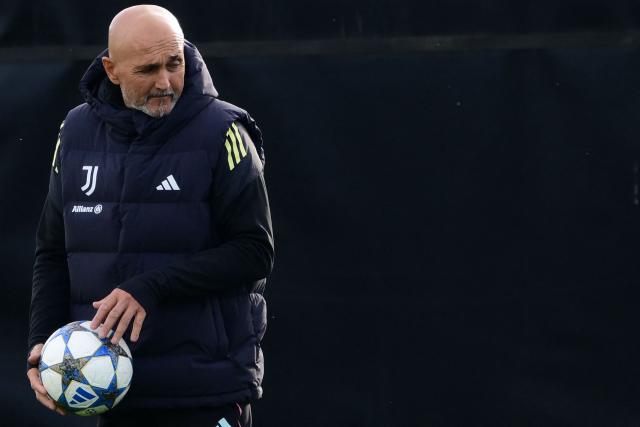 Juventus Italian coach Luciano Spalletti takes part in a training session at JTC Continassa in Turin on November 3, 2025, on the eve of the UEFA Champions League 2025/26 League Phase MD4 match between Juventus and Sporting Lisbon CP. (Photo by MARCO BERTORELLO / AFP)