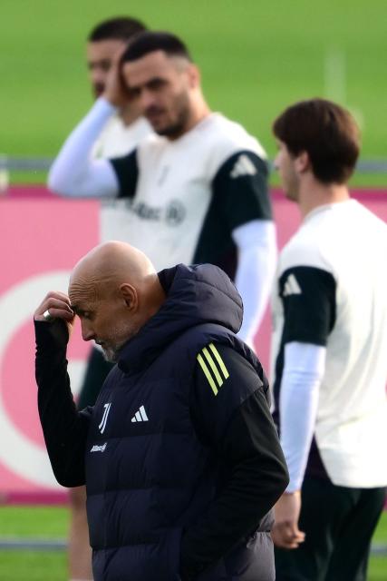 Juventus Italian coach Luciano Spalletti takes part in a training session at JTC Continassa in Turin on November 3, 2025, on the eve of the UEFA Champions League 2025/26 League Phase MD4 match between Juventus and Sporting Lisbon CP. (Photo by MARCO BERTORELLO / AFP)