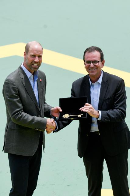 Britain's Prince William, Prince of Wales (L), receives the keys to the city from Rio de Janeiro's mayor Eduardo Paes during the “Welcome to Brazil” event at Sugarloaf Mountain in Rio de Janeiro on November 3, 2025. Prince William visits Brazil for the Earthshot Prize awards and will later attend the UN COP30 climate summit on behalf of King Charles. (Photo by Daniel RAMALHO / AFP)