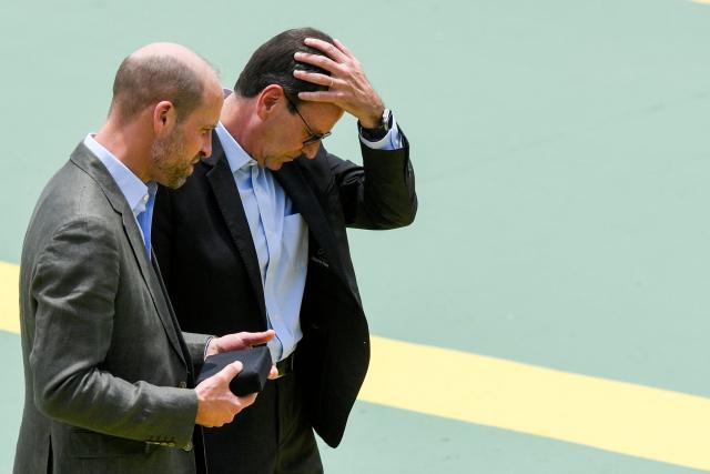 Britain's Prince William, Prince of Wales (L), speaks with Rio de Janeiro's mayor Eduardo Paes after receiving the keys to the city during the “Welcome to Brazil” event at Sugarloaf Mountain in Rio de Janeiro on November 3, 2025. Prince William visits Brazil for the Earthshot Prize awards and will later attend the UN COP30 climate summit on behalf of King Charles. (Photo by Daniel RAMALHO / AFP)