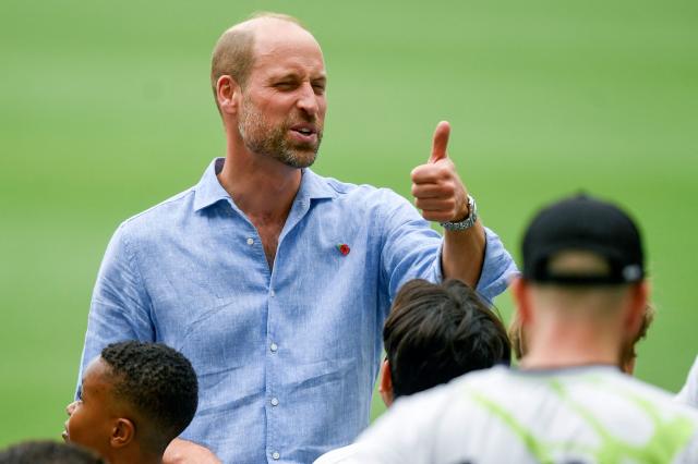 Britain’s Prince William, Prince of Wales, gives his thumb up during the “Community Football” event with children who are part of social projects, at Maracana Stadium in Rio de Janeiro on November 3, 2025. Prince William visits Brazil to host the Earthshot Prize awards and will later attend the UN COP30 climate summit on behalf of King Charles. (Photo by Daniel RAMALHO / AFP)