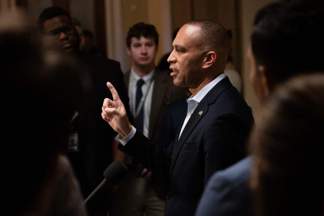 US House Minority Leader Hakeem Jeffries, Democrat from New York, speaks to reporters at the US Capitol on November 3, 2025, in Washington, DC. The federal government shutdown has entered its second month. Since partisan gridlock sent the US government into shutdown October 1, many federal workers have gone without paychecks and millions of Americans are increasingly caught in the crossfire of a lack of basic federal services. (Photo by Jim WATSON / AFP)