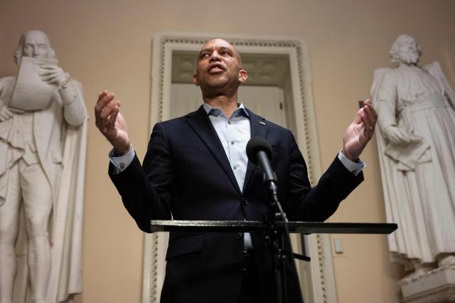 US House Minority Leader Hakeem Jeffries, Democrat from New York, speaks to reporters at the US Capitol on November 3, 2025, in Washington, DC. The federal government shutdown has entered its second month. Since partisan gridlock sent the US government into shutdown October 1, many federal workers have gone without paychecks and millions of Americans are increasingly caught in the crossfire of a lack of basic federal services. (Photo by Jim WATSON / AFP)