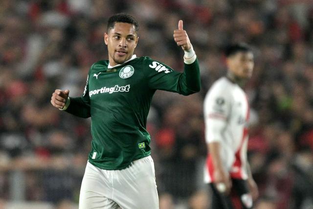 (FILES) Palmeiras' forward #09 Vitor Roque celebrates scoring his team's second goal during the Copa Libertadores quarterfinal first leg football match between Argentina's River Plate and Brazil's Palmeiras at the MAS Monumental Stadium in Buenos Aires on September 17, 2025. The appearance of striker Vitor Roque and the return of Fabinho after almost three years of absence are new additions to the squad announced by Brazil on November 3, 2025 for this month's friendlies against Senegal and Tunisia. (Photo by Juan MABROMATA / AFP)