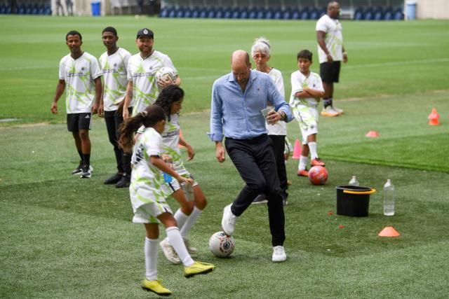 Britain’s Prince William, Prince of Wales, plays football at the “Community Football” event with children who are part of social projects at Maracana Stadium in Rio de Janeiro, Brazil on November 3, 2025. Prince William visits Brazil to host the Earthshot Prize awards and will later attend the UN COP30 climate summit on behalf of King Charles. (Photo by Daniel RAMALHO / AFP)