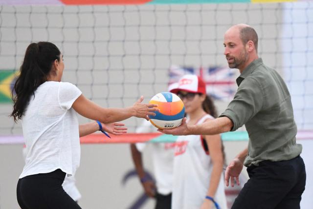 Britain's Prince William, Prince of Wales, plays volleyball at a meeting with first responder lifeguards at Copacabana Beach in Rio de Janeiro, Brazil on November 3, 2025. Prince William visits Brazil to host the Earthshot Prize awards and will later attend the UN COP30 climate summit on behalf of King Charles. (Photo by Daniel RAMALHO / AFP)