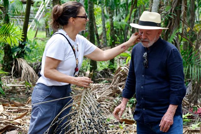 Brazil's President Luiz Inacio Lula da Silva (R) and his wife, First Lady Rosangela da Silva, are pictured during a visit to Ilha Grande Agroextractive Settlement near Belem, Para State, Brazil, on November 3, 2025. Brazil recorded its biggest annual fall in greenhouse gas emissions last year since 2009, according to statistics released Monday, providing a boost for left-wing President Luiz Inacio Lula da Silva as he prepares to host UN climate talks. (Photo by Tarso Sarraf / AFP)