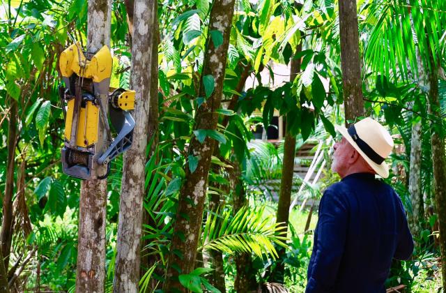 Brazil's President Luiz Inacio Lula da Silva observes how the robot that harvests acai berries works during a visit to Ilha Grande Agroextractive Settlement near Belem, Para State, Brazil, on November 3, 2025. Brazil recorded its biggest annual fall in greenhouse gas emissions last year since 2009, according to statistics released Monday, providing a boost for left-wing President Luiz Inacio Lula da Silva as he prepares to host UN climate talks. (Photo by Tarso Sarraf / AFP)