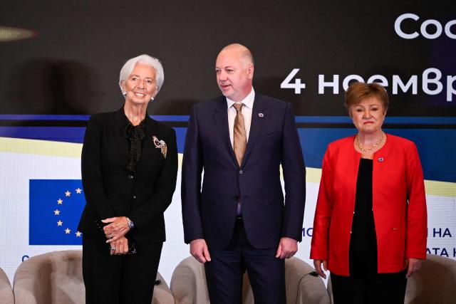 European Central Bank (ECB) President Christine Lagarde (L), Bulgarian Prime minister Rossen Jeliazkoiv and International Monetary Fund (IMF) Managing Director Kristalina Georgieva (R) pose at the start of the conference "Bulgaria on the doorstep of Eurozone" in Sofia on November 4, 2025. (Photo by Nikolay DOYCHINOV / AFP)