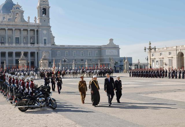 Spain's King Felipe VI (R) and Sultan of Oman Haitham bin Tariq (L) review the troops during a welcoming ceremony with military honors on the first day of a two-day State Visit to Spain at the Royal Palace in Madrid on November 4, 2025. (Photo by Oscar DEL POZO / AFP)
