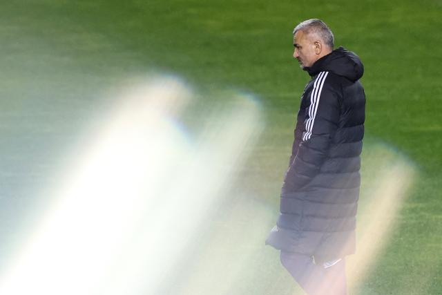 Qarabag's Azerbaijan coach Gurban Gurbanov leads a training session of his team at the Tofiq Bahramov Republican Stadium in Baku on November 4, 2025, on the eve of their UEFA Champions League league phase football match against Chelsea. (Photo by Giorgi ARJEVANIDZE / AFP)