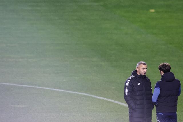 Qarabag's Azerbaijan coach Gurban Gurbanov leads a training session of his team at the Tofiq Bahramov Republican Stadium in Baku on November 4, 2025, on the eve of their UEFA Champions League league phase football match against Chelsea. (Photo by Giorgi ARJEVANIDZE / AFP)