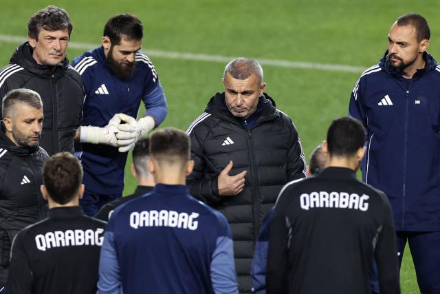 Qarabag's Azerbaijan coach Gurban Gurbanov leads a training session of his team at the Tofiq Bahramov Republican Stadium in Baku on November 4, 2025, on the eve of their UEFA Champions League league phase football match against Chelsea. (Photo by Giorgi ARJEVANIDZE / AFP)