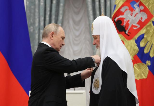 Russian President Vladimir Putin awards Patriarch Kirill of Moscow and All Russia with the Presidential Prize for Contributions to Strengthening Russia's National Unity during an awards ceremony marking the National Unity Day at the Kremlin in Moscow on November 4, 2025. (Photo by MAXIM SHIPENKOV / POOL / AFP)