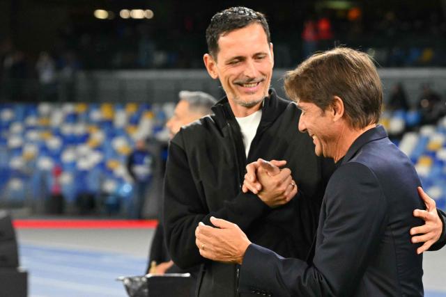 Frankfurt's German head coach Dino Toppmoeller greets Napoli's Italian coach Antonio Conte prior the UEFA Champions League - league phase day 4 football match between Napoli and Eintracht Frankfurt at the Diego Armando Maradona stadium in Naples on November 4, 2025. (Photo by Andreas SOLARO / AFP)
