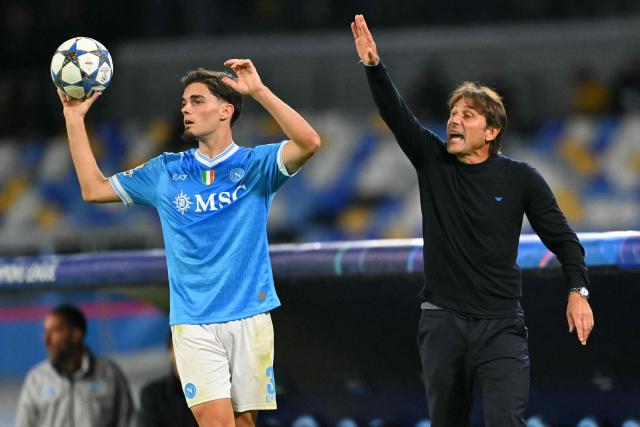 Napoli's Italian coach Antonio Conte gestures next to Napoli's Spanish defender #03 Miguel Gutierrez during the UEFA Champions League - league phase day 4 football match between Napoli and Eintracht Frankfurt at the Diego Armando Maradona stadium in Naples on November 4, 2025. (Photo by Andreas SOLARO / AFP)