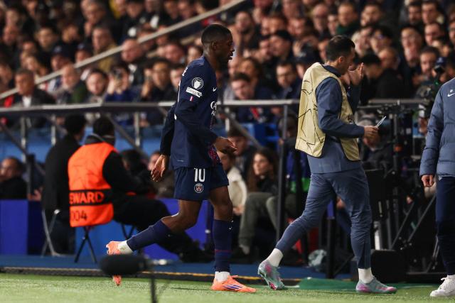 Paris Saint-Germain's French forward #10 Ousmane Dembele (C) leaves the pitch after an injury during the UEFA Champions League, league phase day 4, football match between Paris Saint-Germain (PSG) and FC Bayern Munich at the Parc des Princes in Paris, on November 4, 2025. (Photo by FRANCK FIFE / AFP)