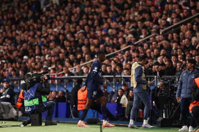 Paris Saint-Germain's French forward #10 Ousmane Dembele (C) leaves the pitch after an injury during the UEFA Champions League, league phase day 4, football match between Paris Saint-Germain (PSG) and FC Bayern Munich at the Parc des Princes in Paris, on November 4, 2025. (Photo by FRANCK FIFE / AFP)