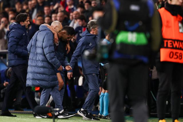 Paris Saint-Germain's Moroccan defender #02 Achraf Hakimi (C) leaves the pitch injured during the UEFA Champions League, league phase day 4, football match between Paris Saint-Germain (PSG) and FC Bayern Munich at the Parc des Princes in Paris, on November 4, 2025. (Photo by FRANCK FIFE / AFP)