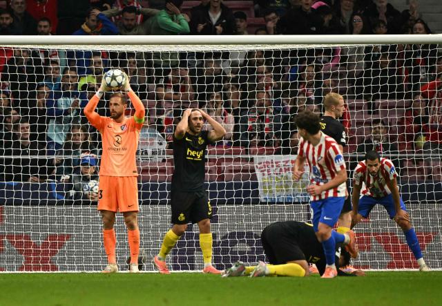 Atletico Madrid's Slovenian goalkeeper #13 Jan Oblak catches the ball during the UEFA Champions League league phase day 4 football match between Club Atletico de Madrid and Union St-Gilloise at the Metropolitano Stadium in Madrid on November 4, 2025. (Photo by JAVIER SORIANO / AFP)