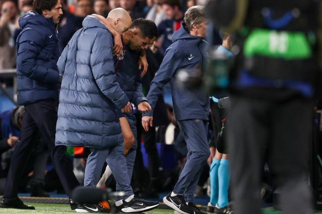 Paris Saint-Germain's Moroccan defender #02 Achraf Hakimi (C) leaves the pitch injured during the UEFA Champions League, league phase day 4, football match between Paris Saint-Germain (PSG) and FC Bayern Munich at the Parc des Princes in Paris, on November 4, 2025. (Photo by FRANCK FIFE / AFP)